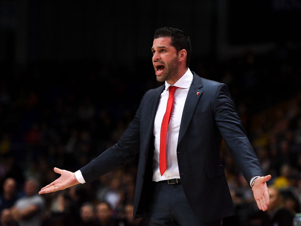 Dušan Alimpijević on the Crvena zvezda bench